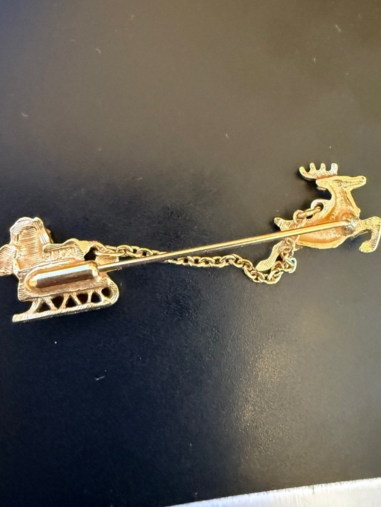 AVON vintage Santa & reindeer pin - Picture 2 of 2